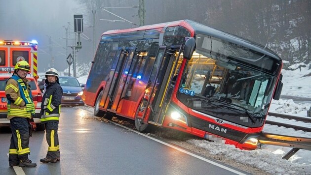 Aus noch ungeklärter Ursache kam der Bus auf die Gegenfahrbahn und fuhr gegen die dortige Leitplanke. (Bild: Angerer, BRK BGL)