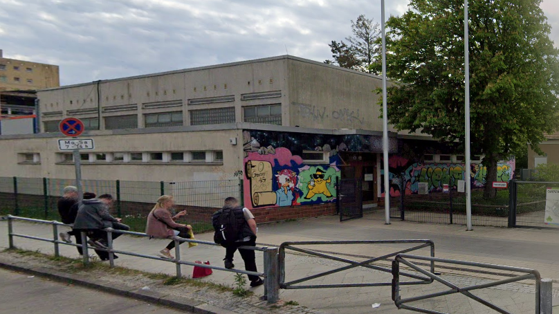 An dieser Schule eskalierte die Schlägerei - aus „banalen“ Gründen, wie es seitens der Polizei hieß. (Bild: Google Maps)
