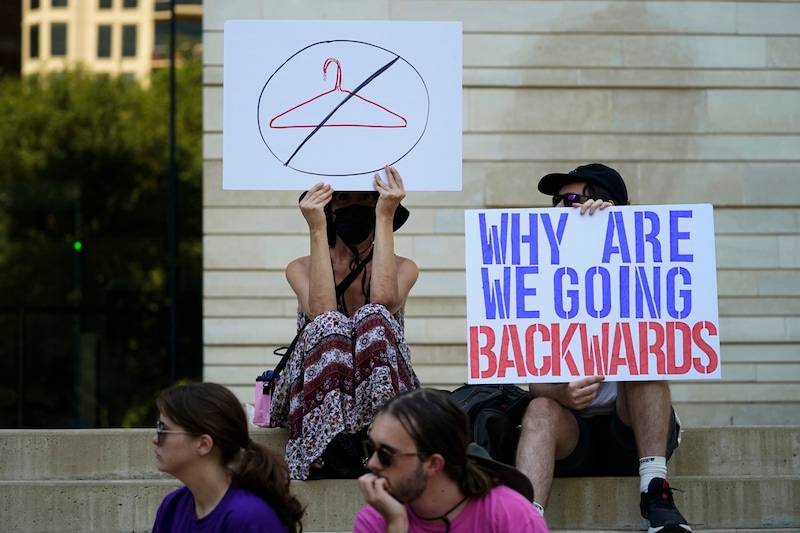 Viele Demonstranten gehen für den Erhalt von Abtreibungsrechten in den USA auf die Straße. (Bild: AP)