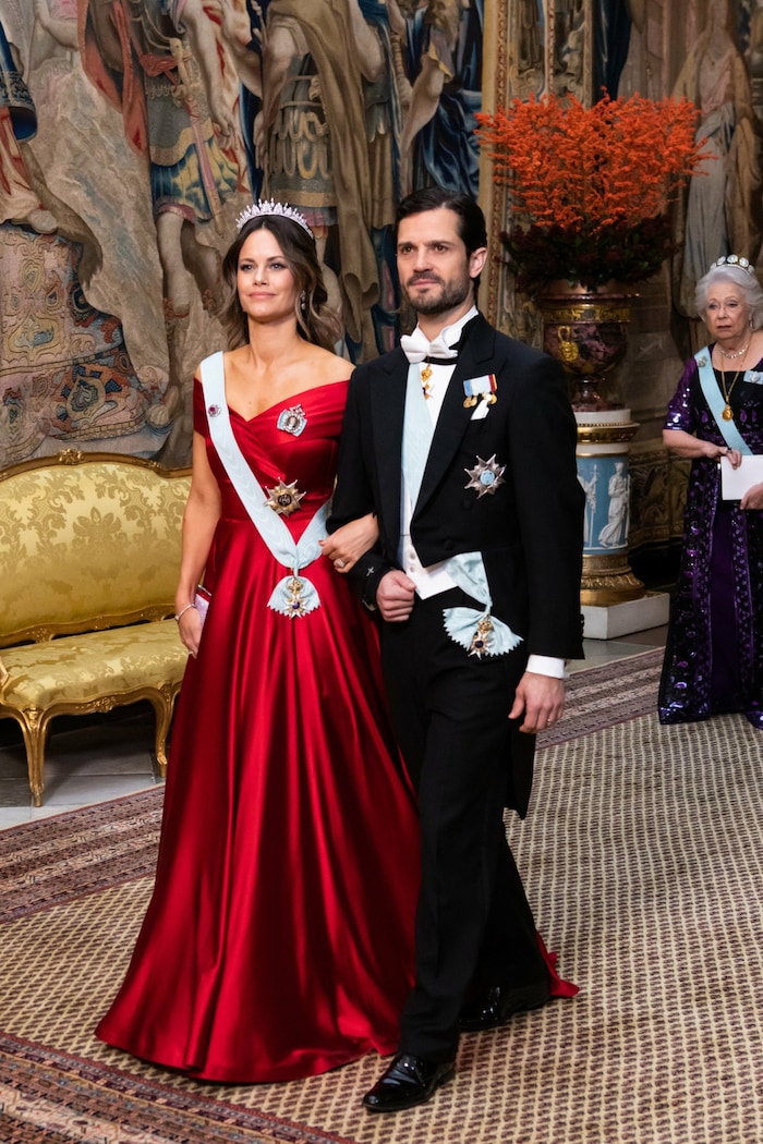 Die Prinzessin sorgt in leuchtendem Rot bereits für Weihnachts-Flair.