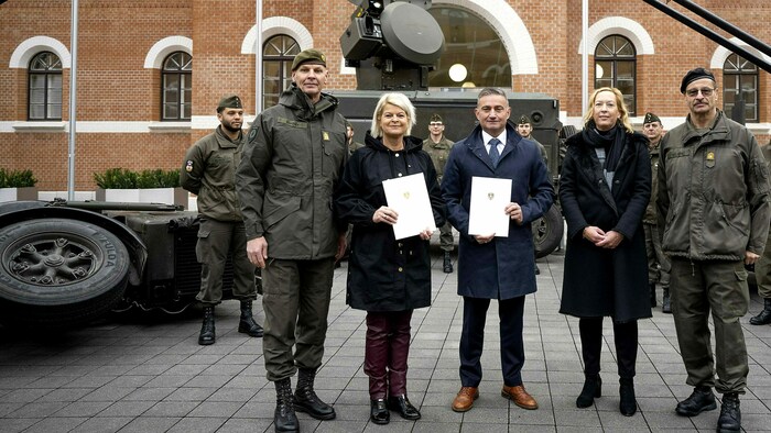 Verteidigungsministerin Klaudia Tanner und Rheinmetall-Geschäftsführer Oliver Dürr (3. v. links) ...