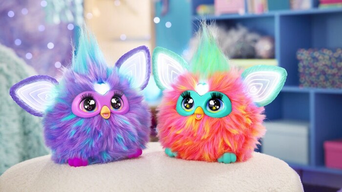 Sobald zwei Furbys zusammen sind, können sie miteinander interagieren.
