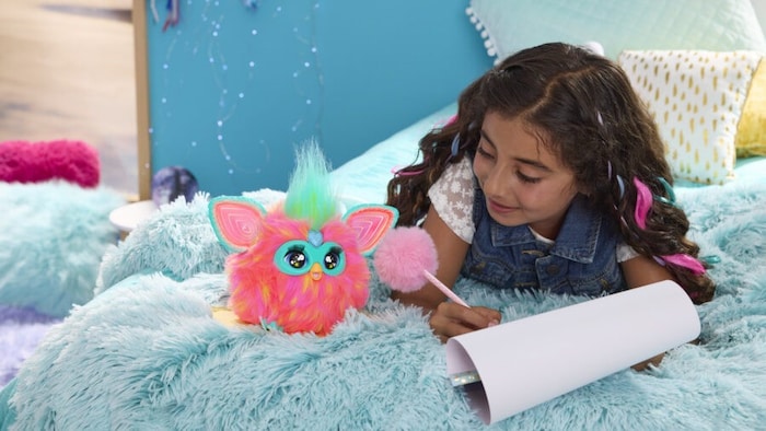 Coole Lichter und niedliche Tanzmoves: Furby kann tanzen und seine Ohren in einem lustigen Farbenspiel mit verschiedenen Effekten leuchten lassen.