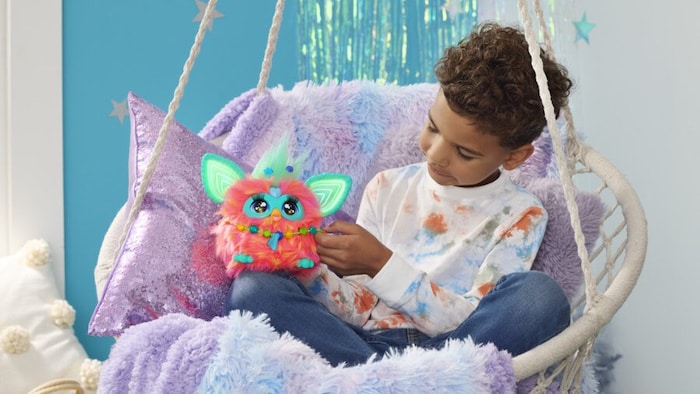 Furby eignet sich für Mädchen und Jungen ab 6 Jahren und ist ein tolles Geschenk sowie ein lustiger Begleiter für Kinder.
