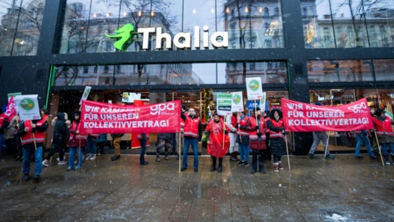 Am Samstag gab es bereits Warnstreiks von Handelsangestellten in ganz Österreich, etwa auch vor Geschäften in der Wiener Mariahilfer Straße. (Bild: APA/GEORG HOCHMUTH)