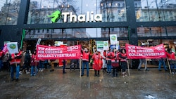 Am Samstag gab es bereits Warnstreiks von Handelsangestellten in ganz Österreich, etwa auch vor Geschäften in der Wiener Mariahilfer Straße. (Bild: APA/GEORG HOCHMUTH)