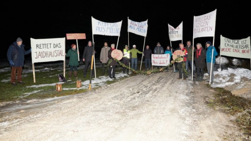 Mollner Umweltschützer erwarteten die Baufahrzeuge schon vor der Morgendämmerung. (Bild: Eduard Hatzenbichler)