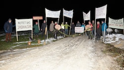 Aktivisten protestierten gegen die Probebohrungen, deren Vorbereitungen in Molln bereits begonnen haben. (Bild: Eduard Hatzenbichler)