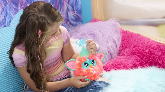 Sobald das Kind auf Furbys Herzjuwel drückt und „Hey, Furby“ sagt, hört Furby zu. Dann kann ein Kommando gegeben werden, um die verschiedenen Modi zu entdecken.