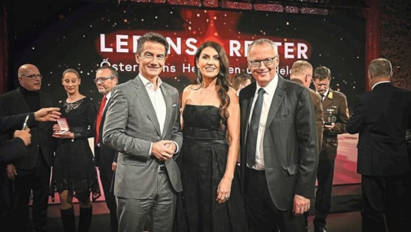 ORF-Generalintendant Weißmann lächelt mit Monika Ballwein und Klaus Herrmann in die Kamera. (Bild: Markus Wenzel)