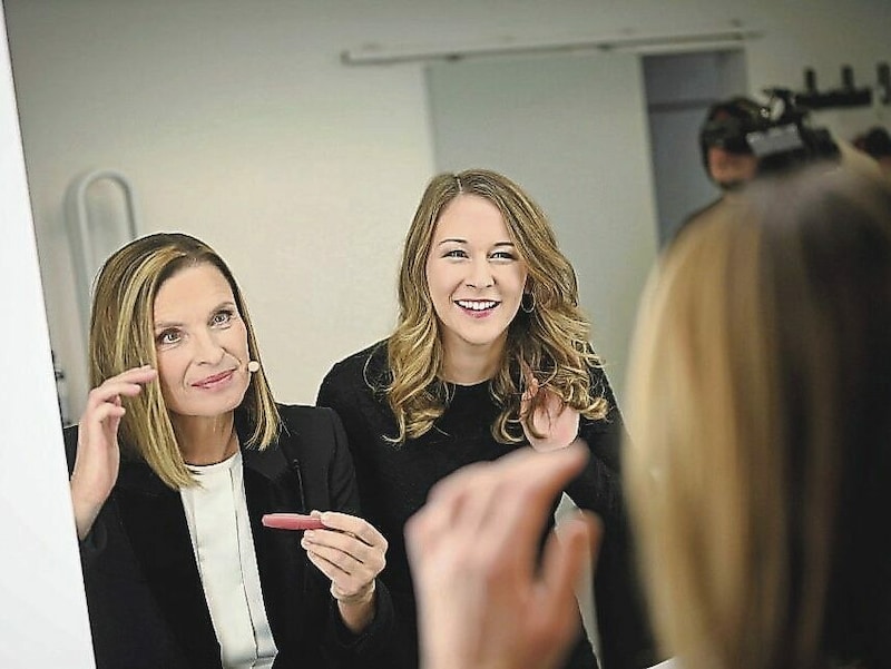 Moderatorin Barbara Stöckl und Staatssekretärin Claudia Plakolm besprechen sich in der Maske.  (Bild: Markus Wenzel)