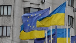 Flaggen der Ukraine und der EU wehen auf dem Europäischen Platz in Kiew. (Bild: APA/AFP/Sergei SUPINSKY)