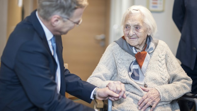 Friederike Stranzinger received a visit from LH Thomas Stelzer on her 108th birthday (Bild: Land OÖ/Max Mayrhofer)