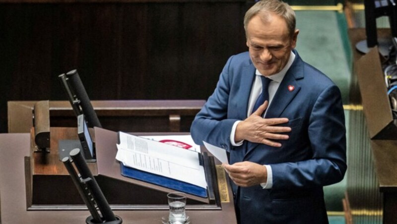 Tusk bei seiner Regierungserklärung im Parlament in Warschau (Bild: APA/AFP/Wojtek Radwanski)