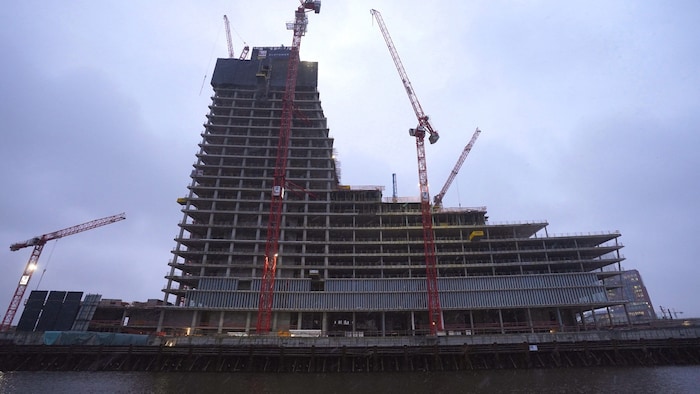 Beim Elbtower stehen die Baurbeiten still.