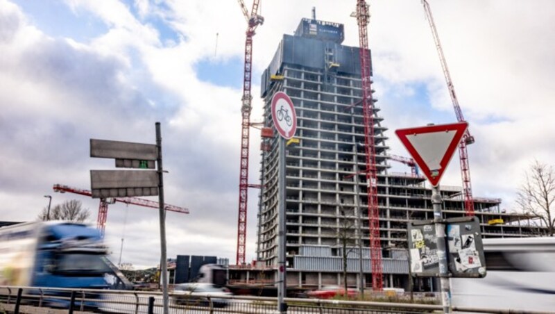 Die Signa gleicht einer riesigen Baustelle - bei der einige ordentlich verdient haben. (Bild: APA/AFP/Axel Heimken)