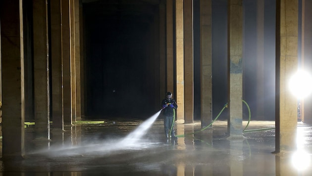 Reinigungsarbeiten im gigantischen Wasserbehälter in Neusiedl am Steinfeld, der nun massiv ausgebaut wird. (Bild: PID/VOTAVA)