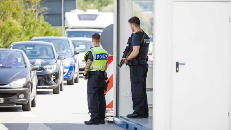 Deutsche Beamte stellten bereits ein neues Grenzhäuschen im Kleinen Deutschen Eck auf (Bild: Scharinger Daniel)