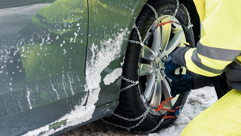 Schneeketten anlegen - kann man sich diese Arbeit in Zukunft sparen? (Bild: ÖAMTC)