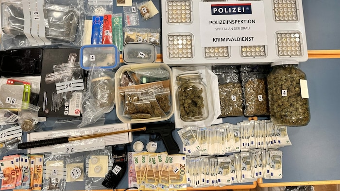 Neben dem Suchtgift wurden auch verbotene Waffen und mutmaßliches Drogengeld sichergestellt.