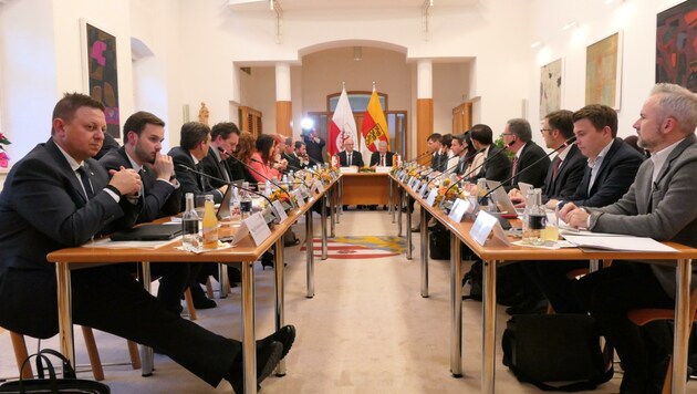 Vertreter beider Landesregierungen tagten am Dienstag in Lienz. (Bild: Martin Oberbichler)