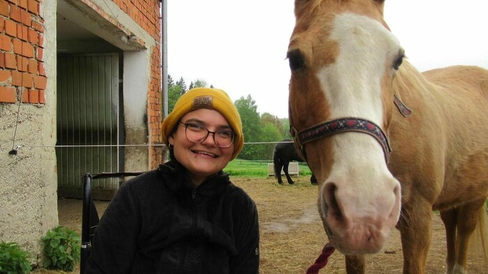 Merima und ihre innig geliebte Pferdefreundin „Honey“