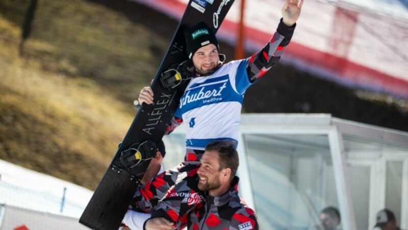 Fabi Obmann auf den Schultern von Olympiasieger Benjamin Karl. (Bild: GEPA pictures/ Gintare Karpaviciute)