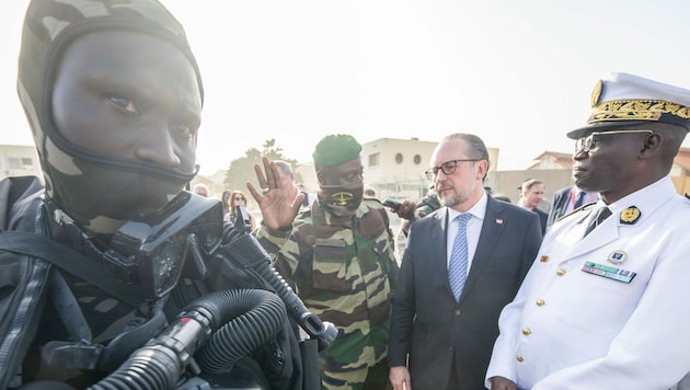 Außenminister Alexander Schallenberg (2. v. r.) bei der Präsentation von Kampftauchern in Dakar (Senegal) (Bild: APA/BMEIA/Michael Gruber)