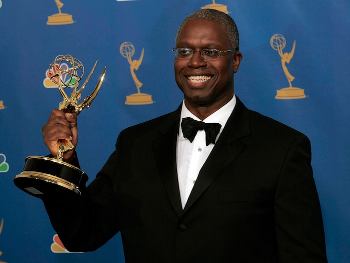 Andre Braugher im Jahr 2006 mit seiner Emmy als bester Hauptdarsteller in der Serie „Thief - Der Millionenjob“