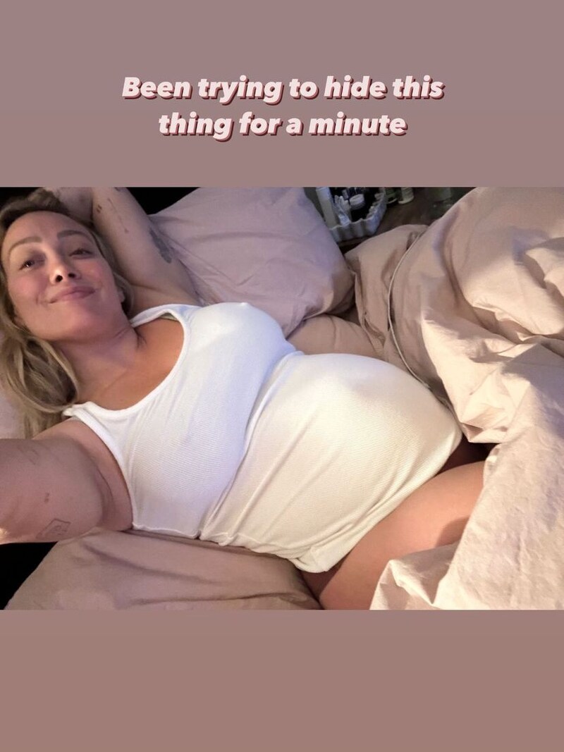 Die Schauspielerin präsentiert stolz ihren Babybauch auf Instagram. (Bild: https://www.instagram.com/hilaryduff)