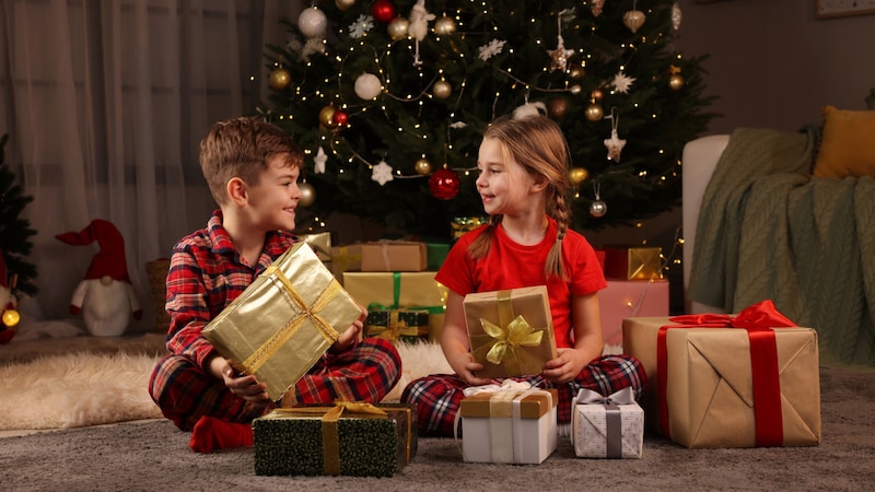 Children and young people from well-off families can usually look forward to receiving several presents at Christmas. For those from socially disadvantaged families, there is often not even one present under the Christmas tree. (Bild: stock.adobe.com)