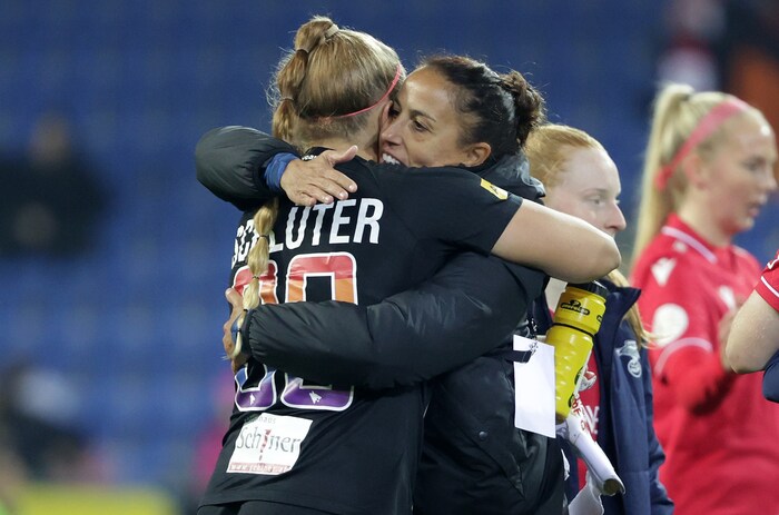 Trainerin Liese Brancao (re.) sorgt für Zusammenhalt bei den SKN-Frauen.