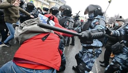 Freie Meinung, überhaupt wenn sie sich gegen die Regierung richtet, wird in Russland mit eiserner Hand und viel an Brutalität „niedergeknüppelt“ - wie hier bei einer Demonstration in Omsk erschreckend zu sehen ist. (Bild: zVg)