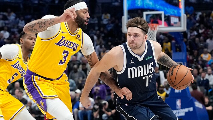 Luka Doncic (r.) im Duell mit Anthony Davis