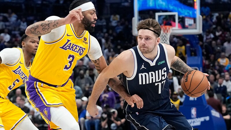 Luka Doncic (r.) in a duel with Anthony Davis (Bild: AP Photo/LM Otero)