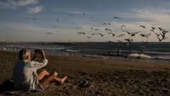 Barfuß an den Strand im Dezember: Der Klimawandel bringt eine neue Normalität mit sich.  (Bild: AFP/JORGE GUERRERO)