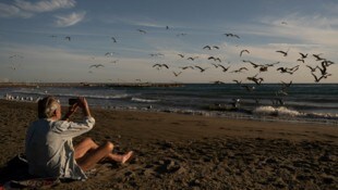 Barfuß an den Strand im Dezember: Der Klimawandel bringt eine neue Normalität mit sich.  (Bild: AFP/JORGE GUERRERO)