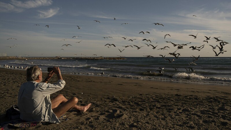 Barfuß an den Strand im Dezember: Der Klimawandel bringt eine neue Normalität mit sich. (Bild: AFP/JORGE GUERRERO)