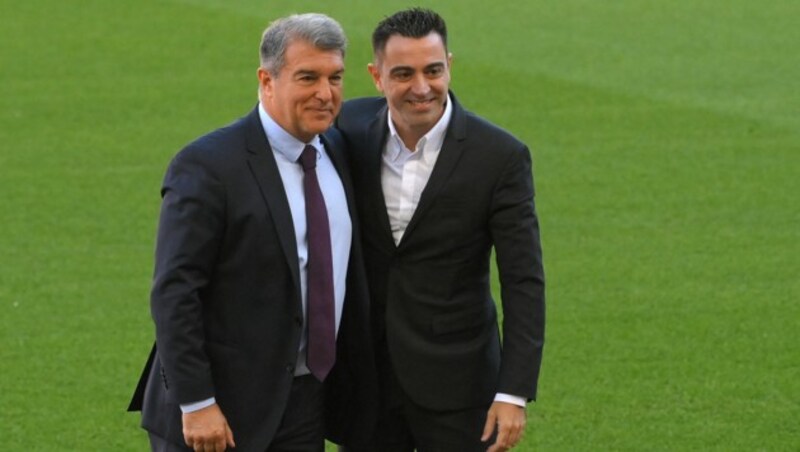 Joan Laporta (l.) und Xavi (Bild: APA/AFP/LLUIS GENE)