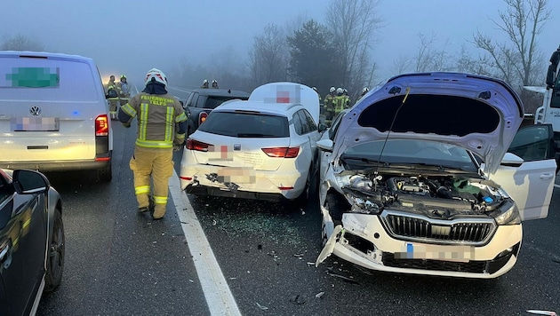 Vier Pkw und ein Lkw waren in den Unfall verwickelt. (Bild: ASFINAG, Krone KREATIV)