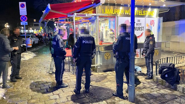 Die Polizisten trafen in Windeseile am Tatort Würstelstand ein. (Bild: Leserreporter, Krone KREATIV)