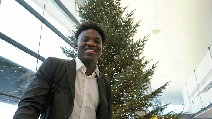 Seedy Jatta vor dem Christbaum am Thalerhof. Auch er hofft auf Sturms Weihnachtswunder in ...