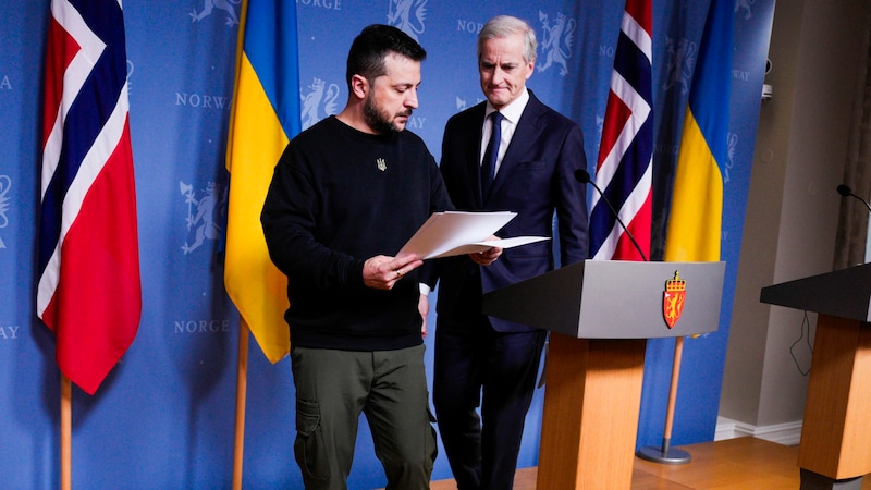 Selenskyj with the Norwegian Prime Minister Støre (Bild: AP)