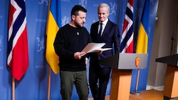 Wolodymyr Selenskyj und Norwegens Regierungschef Jonas Gahr Store (Bild: AP)