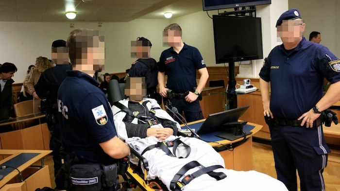 Der Angeklagte sprang nach der Tat vom Dach seines Wohnhauses. Er überlebte nur knapp, kann vor Gericht nur auf einer Trage liegen.