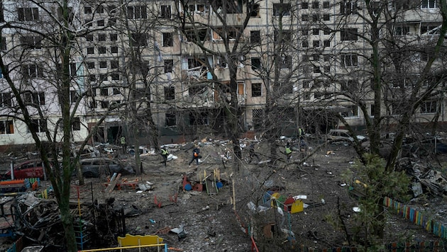 Die Folgen russischer Raketen- und Drohnenangriffe in Kiew (Bild: AP)