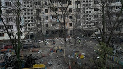 Schwere Schäden durch russische Raketeneinschläge in Kiew (Bild: AP)
