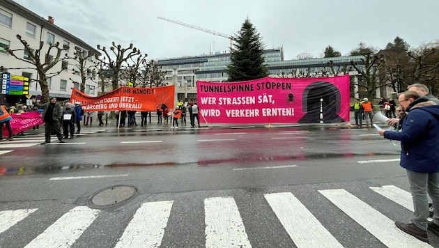 Demonstriert wurde dieses Mal am Gehweg und auf der Straße vor dem Bregenzer Landhaus. (Bild: SoS)