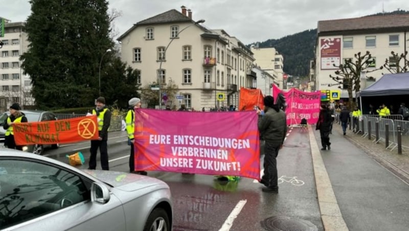 Nur Linienbusse konnten die Straße vor dem Landhaus passieren. (Bild: SoS)