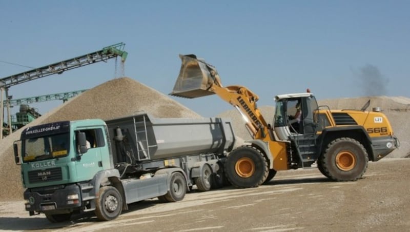 Volle Ladung: Die neue Schottergrube „Kies V“ soll mehr Lkw-Fahrten in dem geschützen Abbaugebiet zur Folge haben. (Bild: Peter Tomschi)